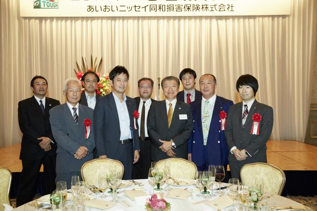 右から３番目に注目!!